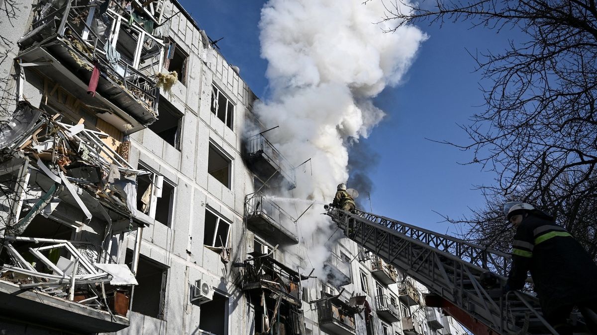 Válečný zločin. Rusové v Charkově použili proti sídlišti neřízené rakety